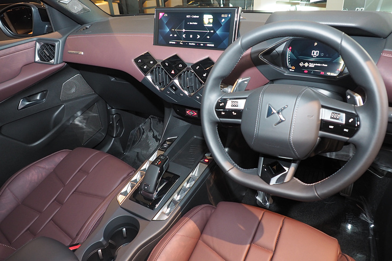 DS 3 クロスバックのインテリア。ステアリングホイールのセンターパッドもレザー張りでDSのエンブレムを備える