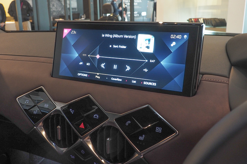 センターコンソールに横長のディスプレイを配置