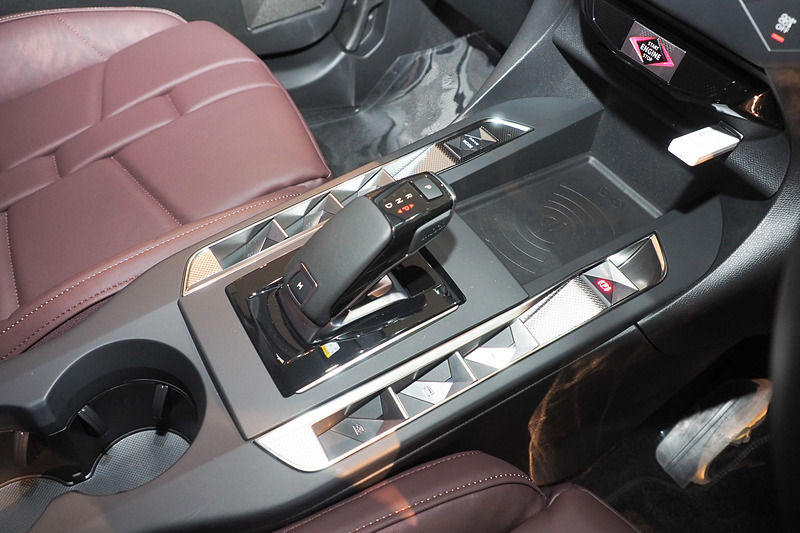 特徴的なデザインのシフトセレクターを採用。前方側のトレーに無線充電の「Qi（チー）」を備える