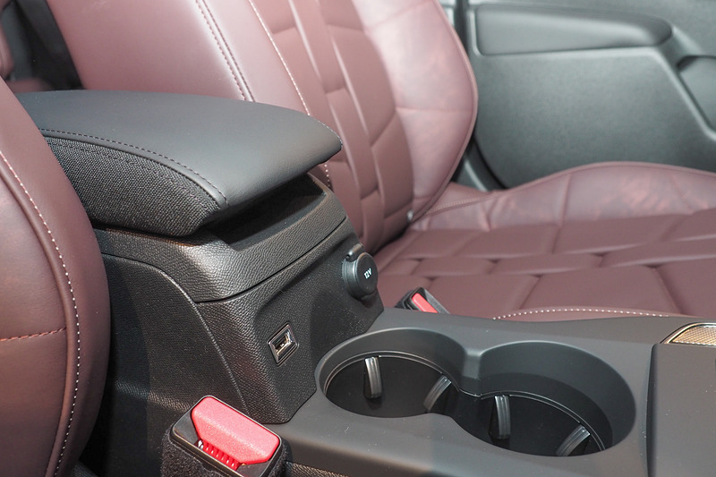 DCソケットの他にUSBポートも装備