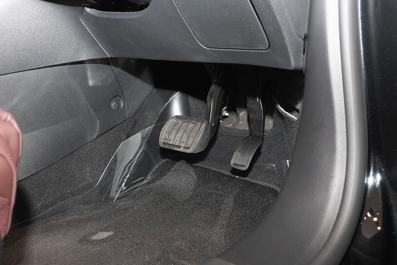 ペダル脇に大型のフットレストを用意する