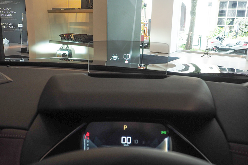 ヘッドアップディスプレイも装備している