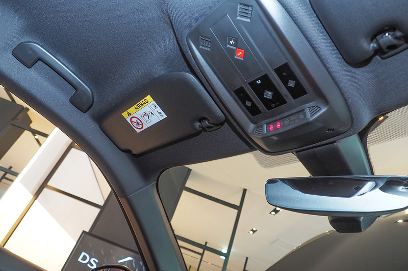 オーバーヘッドコンソールにはシートベルト警告などを表示するほか、「SOS」と書かれた赤いボタンも用意されているが、国内導入車への装備は未定