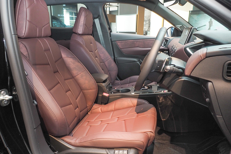 La Premiereは専用のレザーシートを装備し、座面や背もたれのサイド部分にムラ染めのようなレザーが組み合わされる