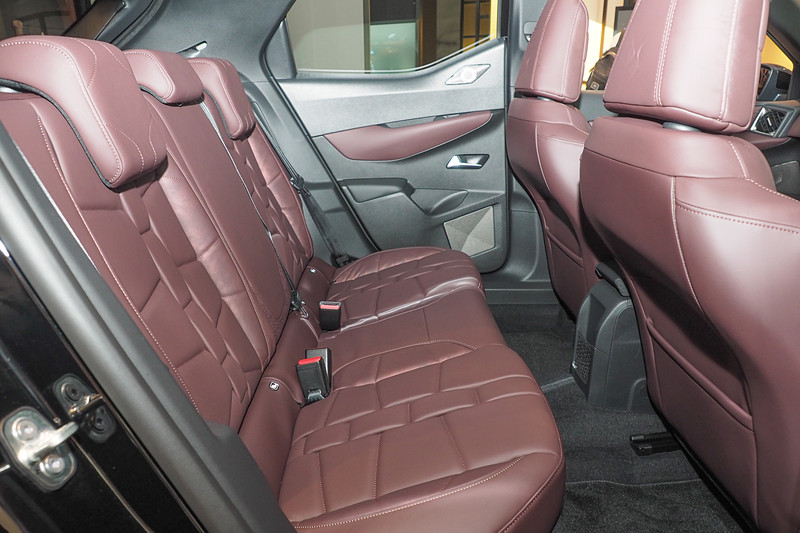 リアシートもフロント同様のレザーが組み合わされたものとなる