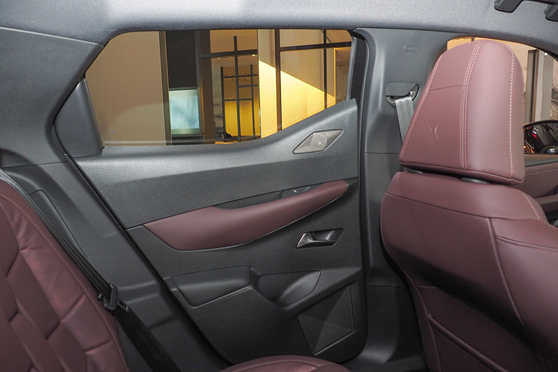 リアウィンドウのボトムラインがせり上がった部分にトゥイーターが配置される