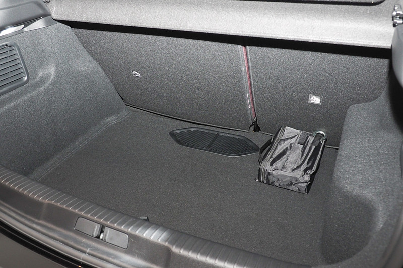 ラゲッジスペースのフロアボード前方にあるのは、下にあるウーファーの音を通すためのネット