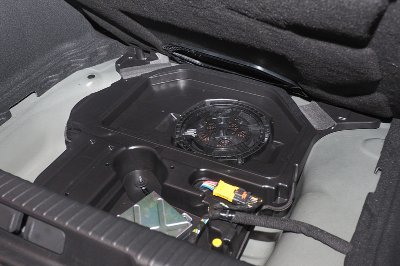 ラゲッジスペースのフロアボード前方にあるのは、下にあるウーファーの音を通すためのネット