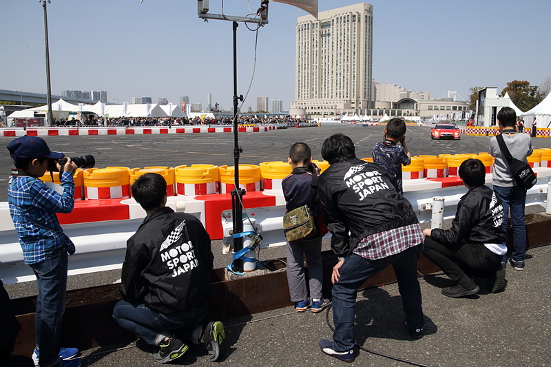 JRPAの会員がコースサイドで指導を行ないながら撮影する