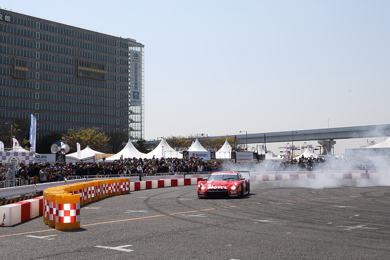 タイヤスモークを上げ、SUPER GTのマシンがやってきた！