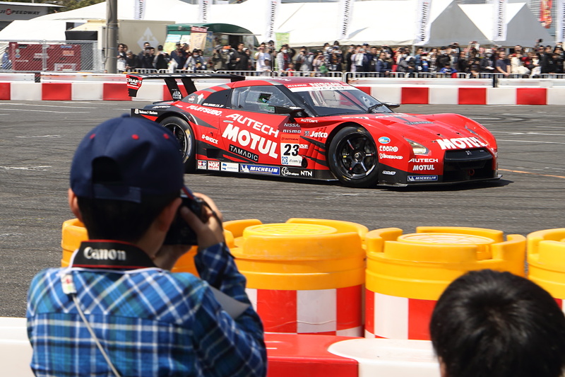 カメラを初めて手にする参加者もしっかりとGTマシンを追っていた