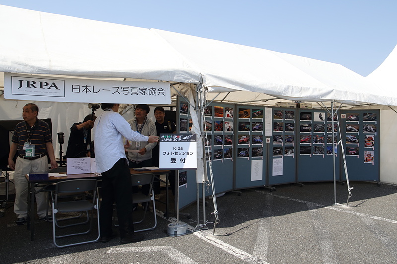 「チャリティー写真展示」ではエプソン、キヤノンのプリンタが使用された。どちらもモータースポーツに縁の深いメーカー