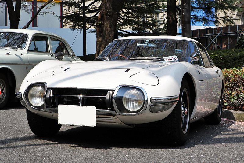 日本銀行本店前の江戸桜通りに展示されたトヨタ自動車「2000GT」
