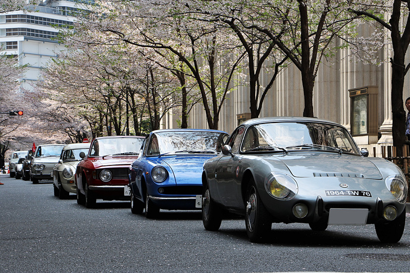 江戸桜通りから日本橋に向かう参加車両。先頭からルネ・ボネ「ジェット」、ASA「1000GT」、アルファ ロメオ「ジュリア GTC」など