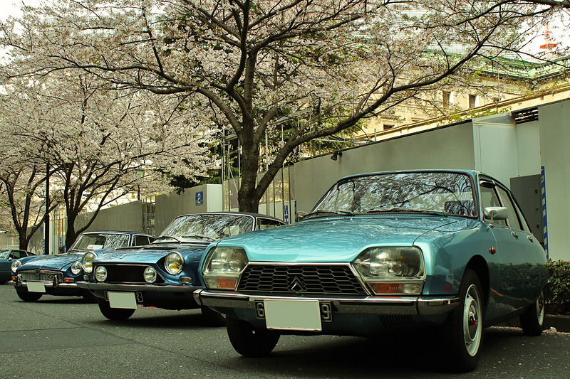 現在は改修工事中の日本銀行本店前に並ぶ参加車両。右手前からシトロエン「GS」、シムカ「1200S」、MG「MG-B GT」