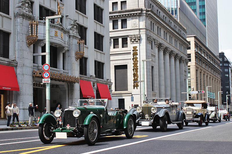ずらりと並んだ戦前車たち。先頭からアストンマーティン「インターナショナル」、ロールス・ロイス「ファントムII」、フォード「モデルA」、ロールス・ロイス ファントムII、シンガー ナイン「ル・マン」