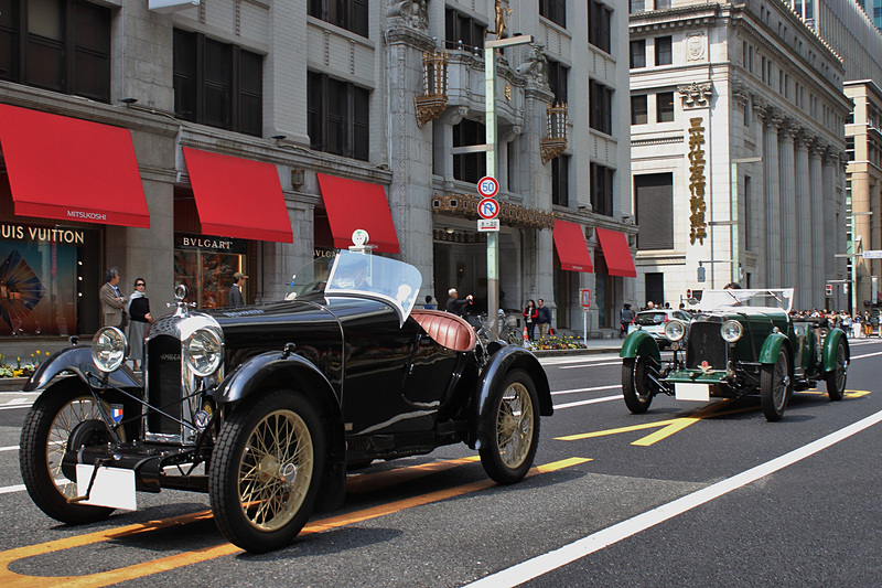 アミルカー「GCS s」（左）、アストンマーティン インターナショナル（右）も自走で日本橋に向かう