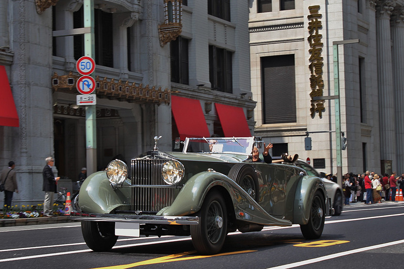 颯爽と駆け抜けるロールス・ロイス ファントムII。実はこのボディは最近になってFRPで作られた逸品だ