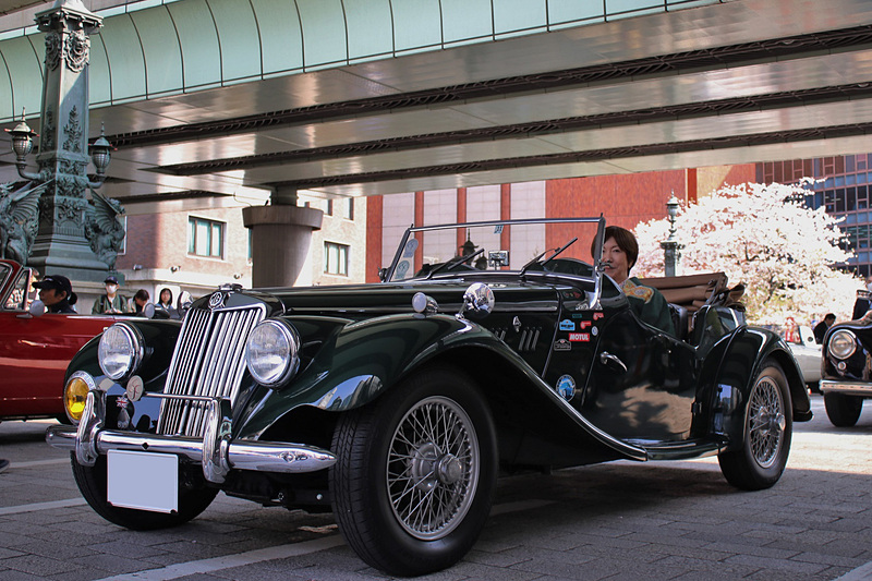 MG TFの女性オーナーは和服を着用して登場