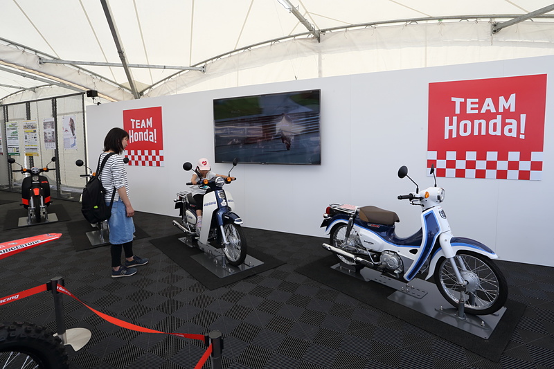 ホンダブースで展示されたカブはSUPER GT GT500マシンのカラーリング