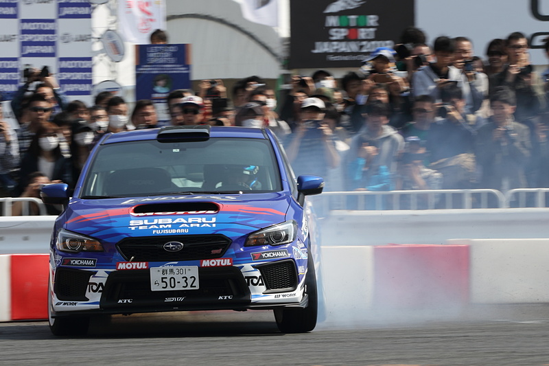 新井敏弘選手はインプレッサ WRC 98と全日本ラリー参戦中のWRX、2台のデモランを行なった