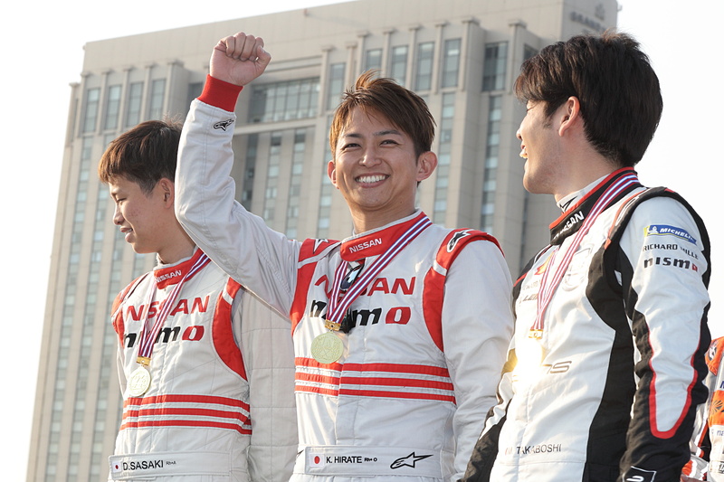 日産移籍後初勝利とのアナウンスに笑う平手晃平選手（アナウンサーはピエール北川氏）