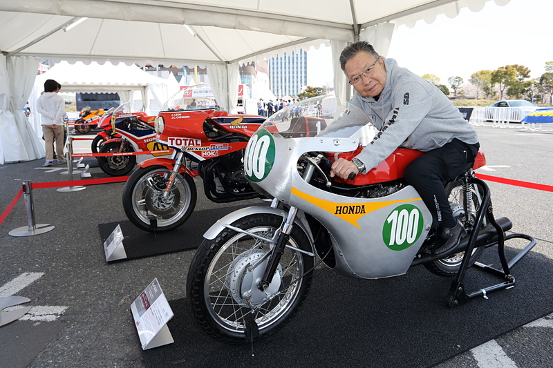 RC162にまたがっていたのはまさかの本人、高橋国光氏