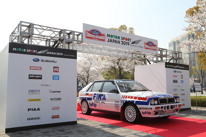 毎年用意される門型のゲートにラリーカーがよく似合う