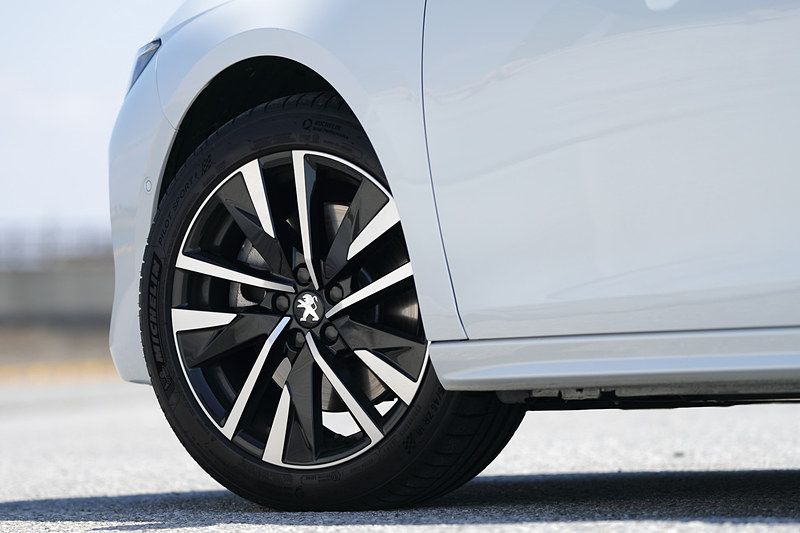 新型508のエクステリアでは切り立ったフロントグリル、フロントバンパーとスポイラーに垂直に伸びるLEDデイタイムランニングライトなどが特徴。足下は18インチアルミホイールにミシュラン「パイロットスポーツ4」（235/45R18）の組み合わせ