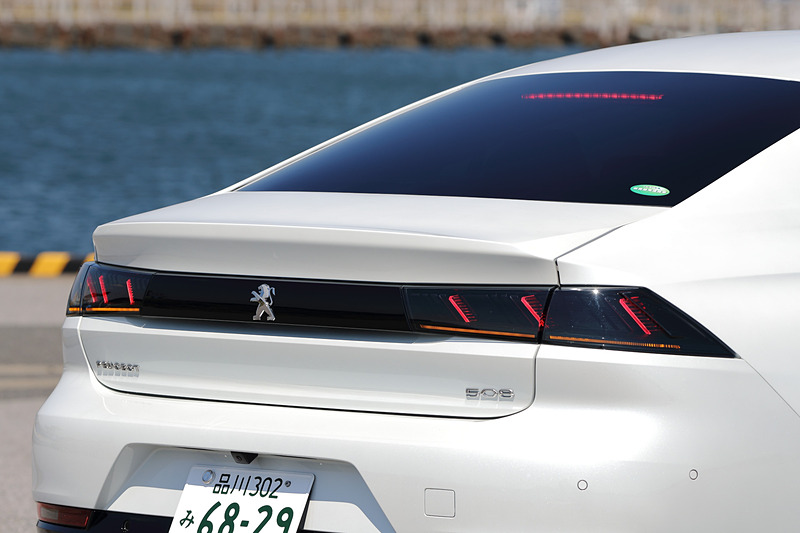 新型508のエクステリアでは切り立ったフロントグリル、フロントバンパーとスポイラーに垂直に伸びるLEDデイタイムランニングライトなどが特徴。足下は18インチアルミホイールにミシュラン「パイロットスポーツ4」（235/45R18）の組み合わせ