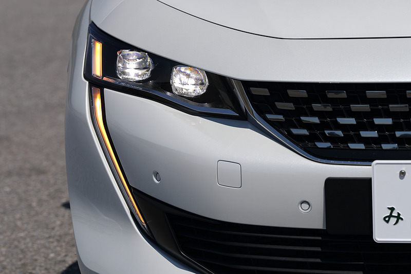 新型508のエクステリアでは切り立ったフロントグリル、フロントバンパーとスポイラーに垂直に伸びるLEDデイタイムランニングライトなどが特徴。足下は18インチアルミホイールにミシュラン「パイロットスポーツ4」（235/45R18）の組み合わせ