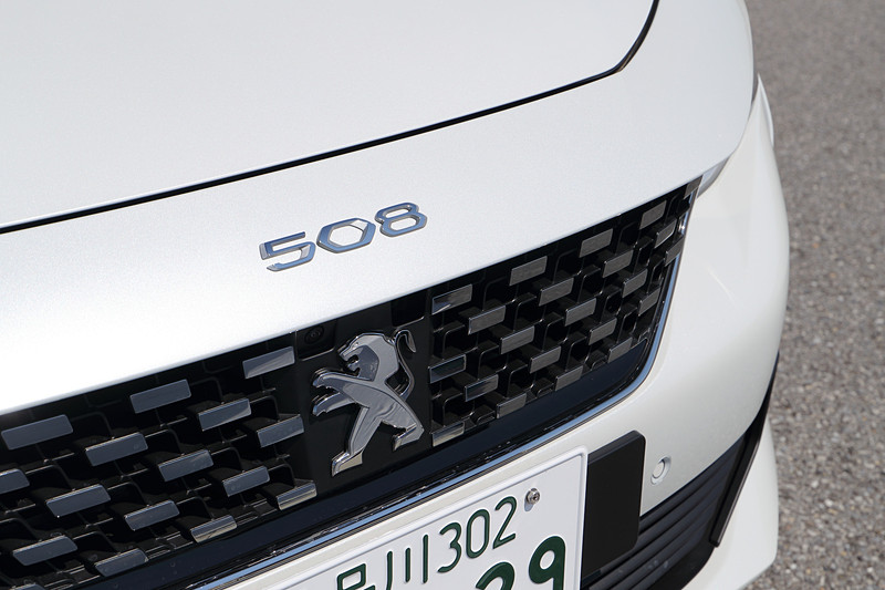 ボンネットフードに車名のエンブレムが付けられた