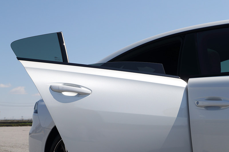 新型508のエクステリアでは切り立ったフロントグリル、フロントバンパーとスポイラーに垂直に伸びるLEDデイタイムランニングライトなどが特徴。足下は18インチアルミホイールにミシュラン「パイロットスポーツ4」（235/45R18）の組み合わせ