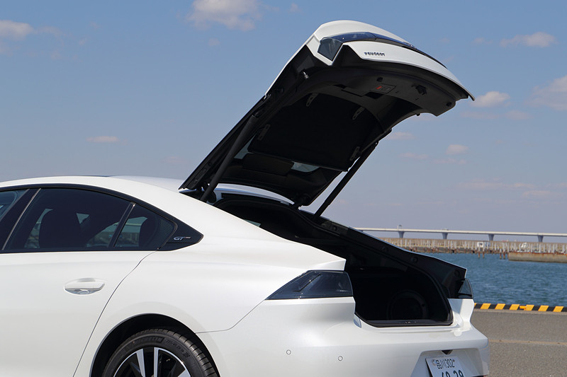 ハッチバック形状の新型508