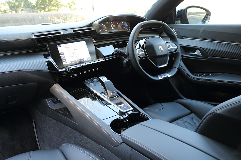 新世代インテリア「Peugeot i-Cockpit」を採用するインテリアではコンパクトなステアリングホイールが与えられるとともに、中央の8インチタッチスクリーン、12.3インチデジタルヘッドアップディスプレイなどを装備。センターコンソールに7つのトグルスイッチをレイアウトしたのもポイントの1つ