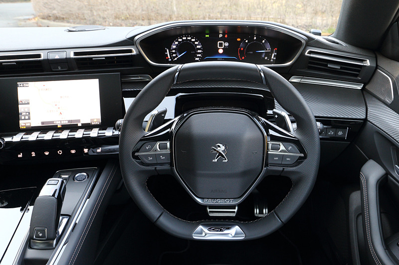 新世代インテリア「Peugeot i-Cockpit」を採用するインテリアではコンパクトなステアリングホイールが与えられるとともに、中央の8インチタッチスクリーン、12.3インチデジタルヘッドアップディスプレイなどを装備。センターコンソールに7つのトグルスイッチをレイアウトしたのもポイントの1つ