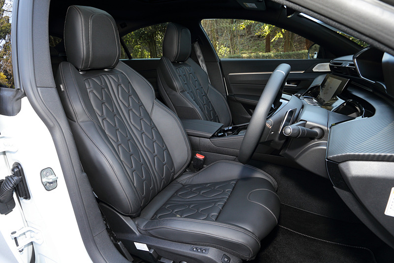 新世代インテリア「Peugeot i-Cockpit」を採用するインテリアではコンパクトなステアリングホイールが与えられるとともに、中央の8インチタッチスクリーン、12.3インチデジタルヘッドアップディスプレイなどを装備。センターコンソールに7つのトグルスイッチをレイアウトしたのもポイントの1つ