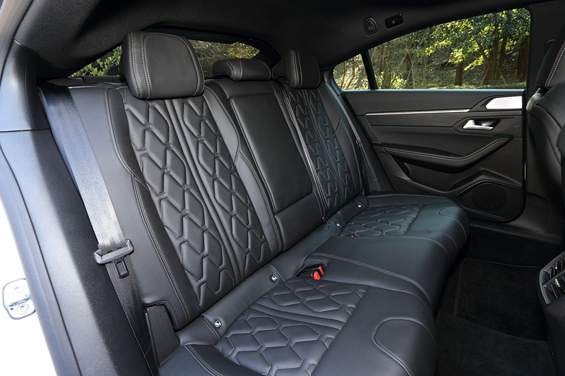 新世代インテリア「Peugeot i-Cockpit」を採用するインテリアではコンパクトなステアリングホイールが与えられるとともに、中央の8インチタッチスクリーン、12.3インチデジタルヘッドアップディスプレイなどを装備。センターコンソールに7つのトグルスイッチをレイアウトしたのもポイントの1つ