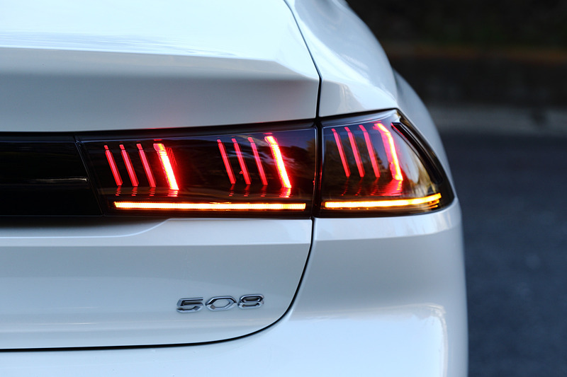 新型508のエクステリアでは切り立ったフロントグリル、フロントバンパーとスポイラーに垂直に伸びるLEDデイタイムランニングライトなどが特徴。足下は18インチアルミホイールにミシュラン「パイロットスポーツ4」（235/45R18）の組み合わせ
