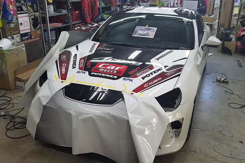 ラッピング作業は今回もアートファクトリーに依頼した