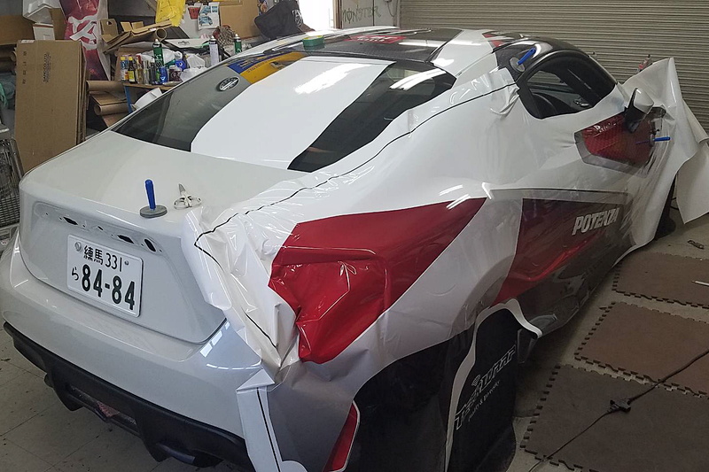 ラッピング作業は今回もアートファクトリーに依頼した