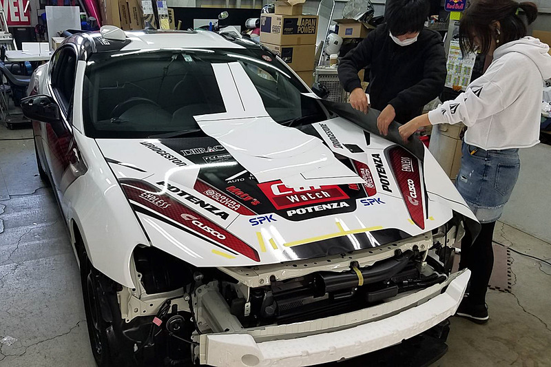 ラッピング作業は今回もアートファクトリーに依頼した