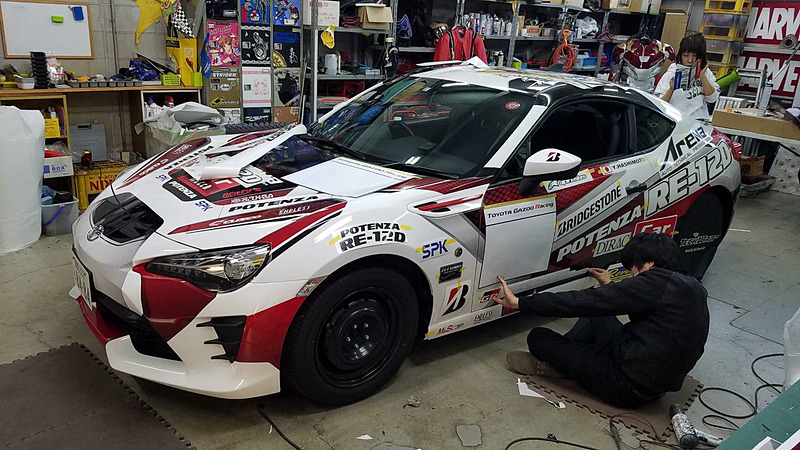 ラッピング作業は今回もアートファクトリーに依頼した