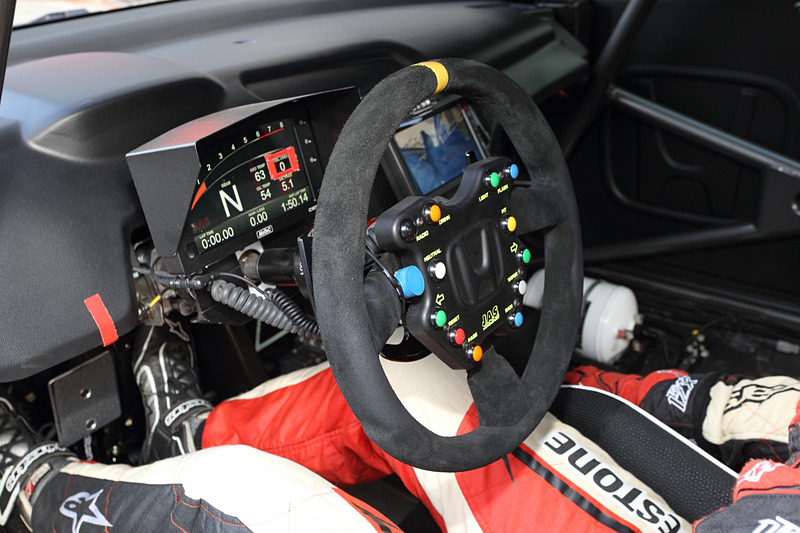 まずはホンダ シビック タイプRに試乗。レーシーな内装だが何が何だかわけが分からない（汗）