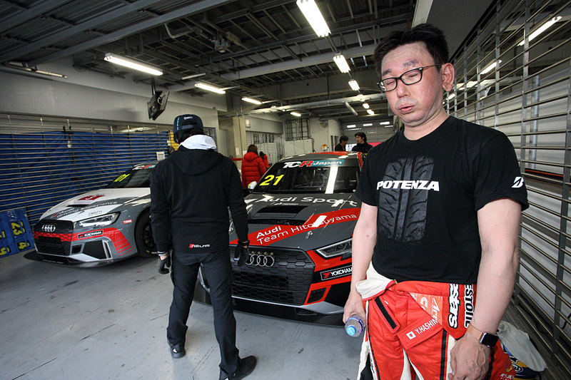 ひと通り試乗を終えた後のオッサン。TCR ジャパンの参戦車両を乗りこなすにはかなりの体力が必要だと分かったが、一方でレーシングドライバーを目指したい気持ちが高まる今回の試乗会でした