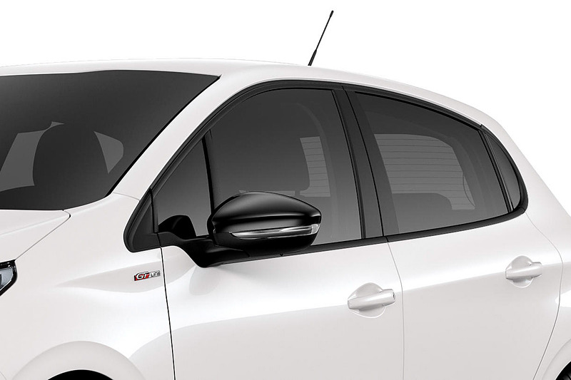 フロントグリルやドアミラーをブラック、BピラーとCピラーをマットブラックにする「ブラックエクステリアパーツ」を採用