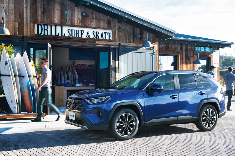 新型RAV4のボディサイズは4600×1855×1685mm（全長×全幅×全高）で、19インチアルミホイールを装着する「G“Z package”」は全高が1690mm、「Adventure」は4610×1865×1690mm（全長×全幅×全高）。ホイールベースは全車2690mm