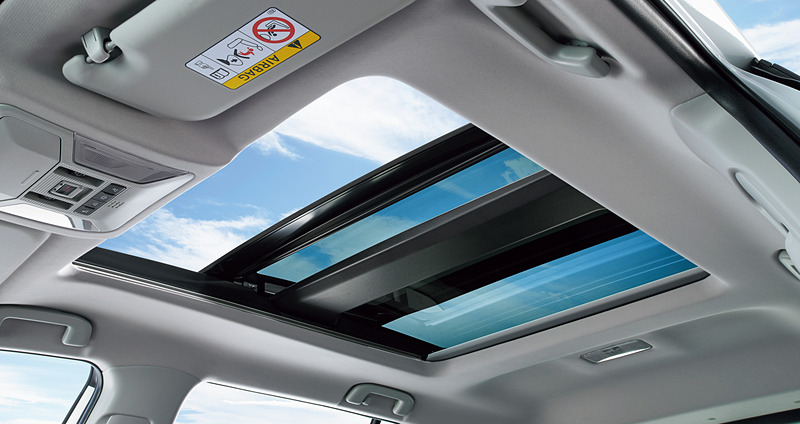 一部にオプション設定となる「パノラマムーンルーフ」（14万400円）