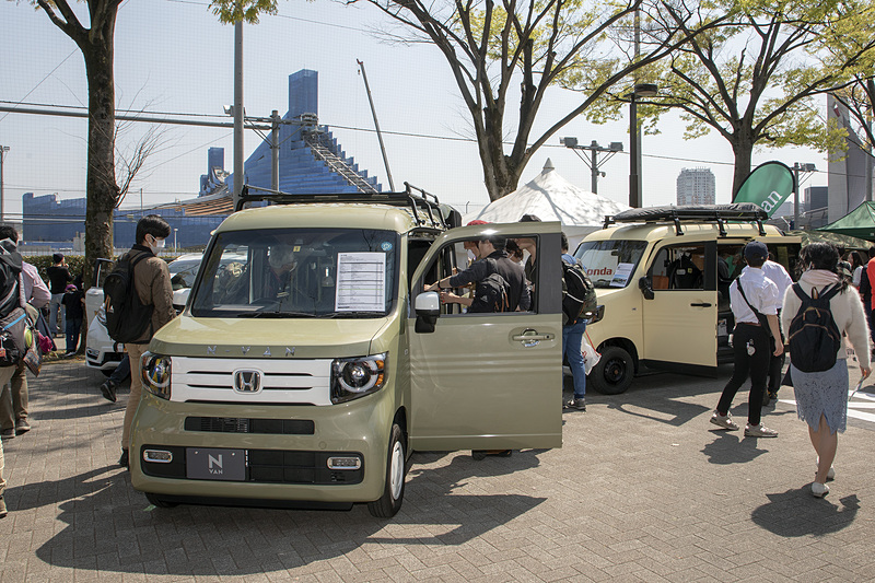 ケヤキ並木のエリアにあったホンダアクセスのコーナー。JR原宿駅からの会場入り口に近い場所だったので大勢の来場者が足を止めて展示車を見ていた