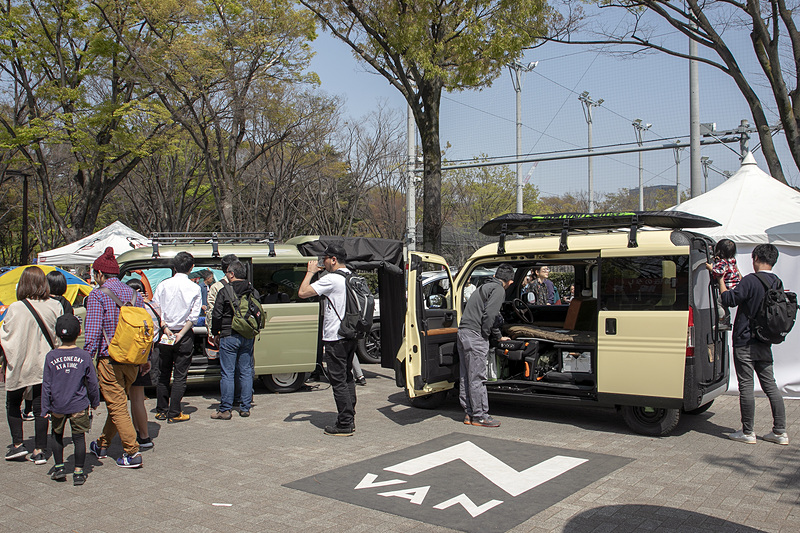 東京オートサロンに出品した「TRIP VAN」も展示。クルマ好きには注目度の高いクルマだが、来場者の層が違ってTRIP VANを初めて見る人が多かったようで、かなりの注目度だった